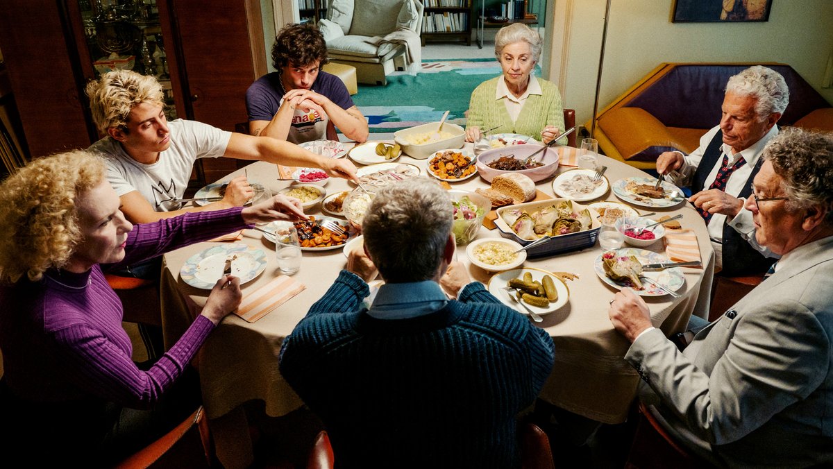 Drei Generationen der Frankfurter Familie "Die Zweiflers" am runden Tisch.