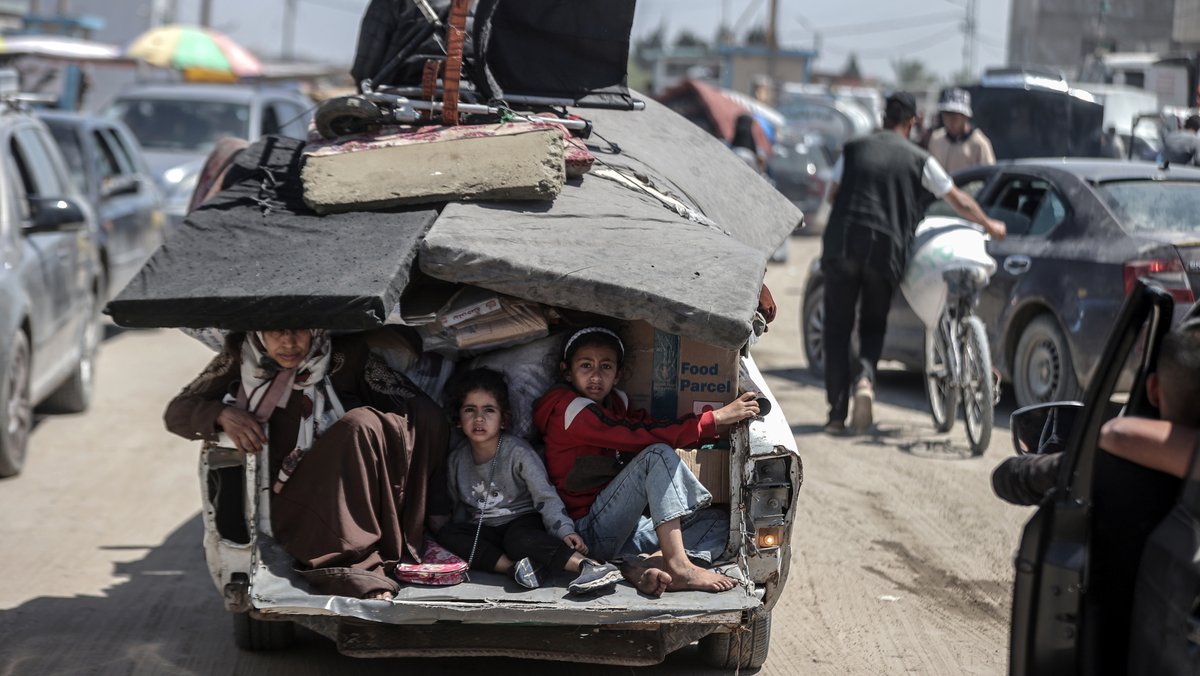Eine palästinensische Familie auf der Flucht aus Rafah.