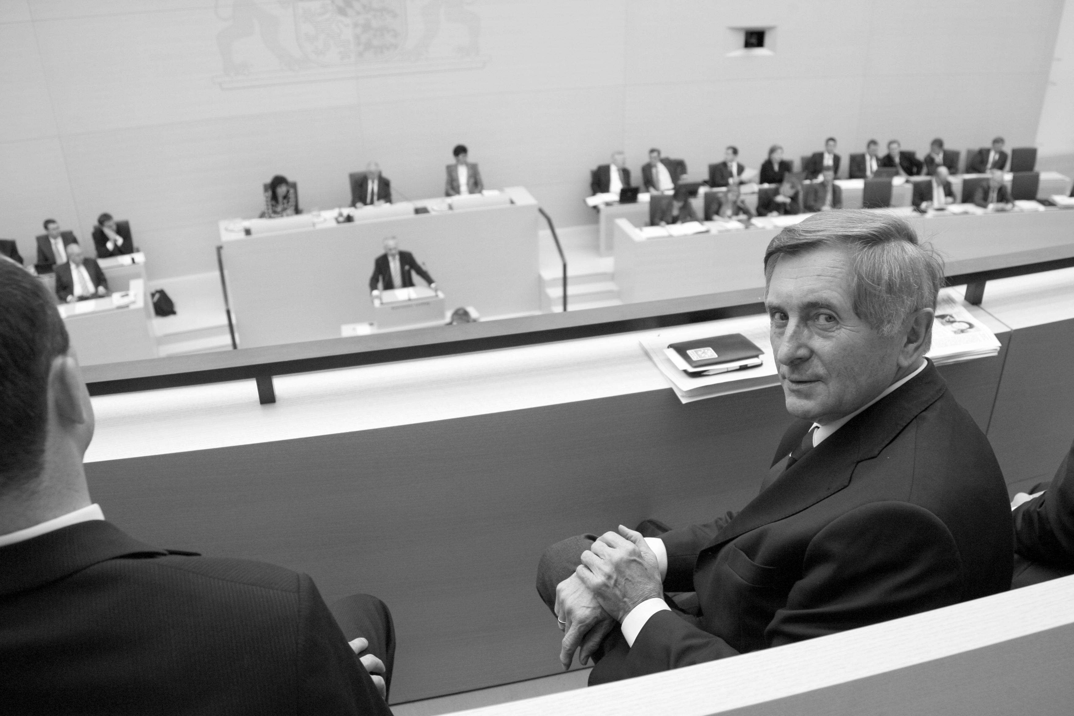 Der scheidende Landtagspräsident Alois Glück blickt am Donnerstag (16.10.2008) während des Zwischenausschusses im bayerischen Landtag in München (Oberbayern) in die Kamera. 