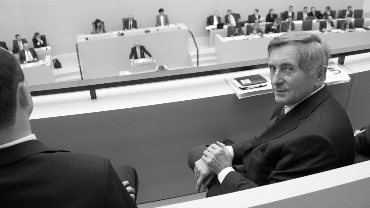 Der scheidende Landtagspräsident Alois Glück blickt am Donnerstag (16.10.2008) während des Zwischenausschusses im bayerischen Landtag in München (Oberbayern) in die Kamera. 