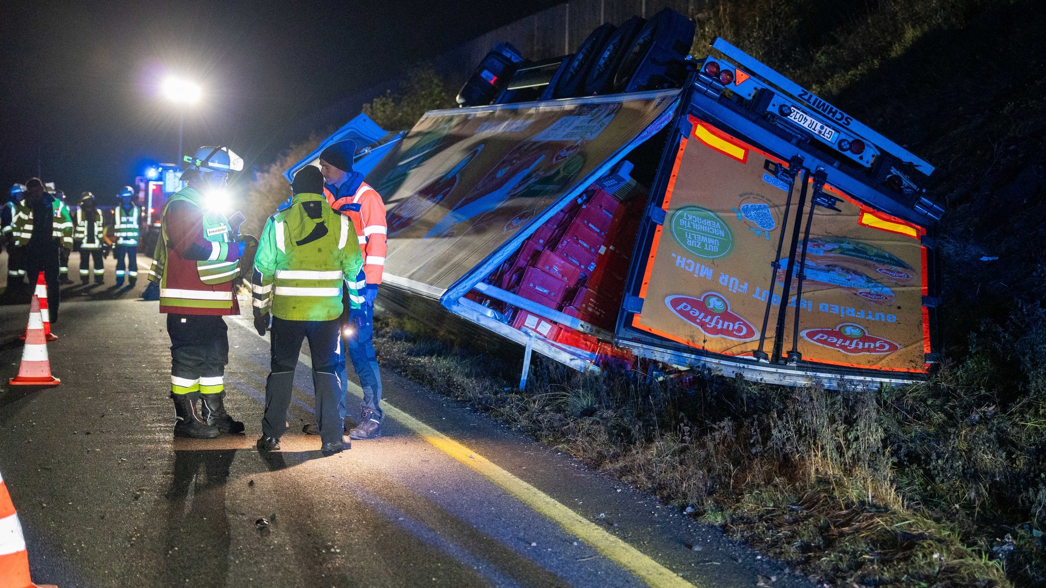 Lastwagen mit Fleisch umgekippt: Vollsperrung auf der A9