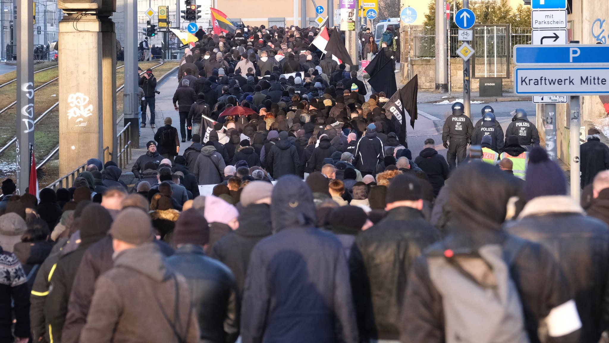 Teilnehmer einer rechten Demonstration ziehen durch Dresden anlässlich des 80. Jahrestages der Bombardierung der Stadt durch die Alliierten