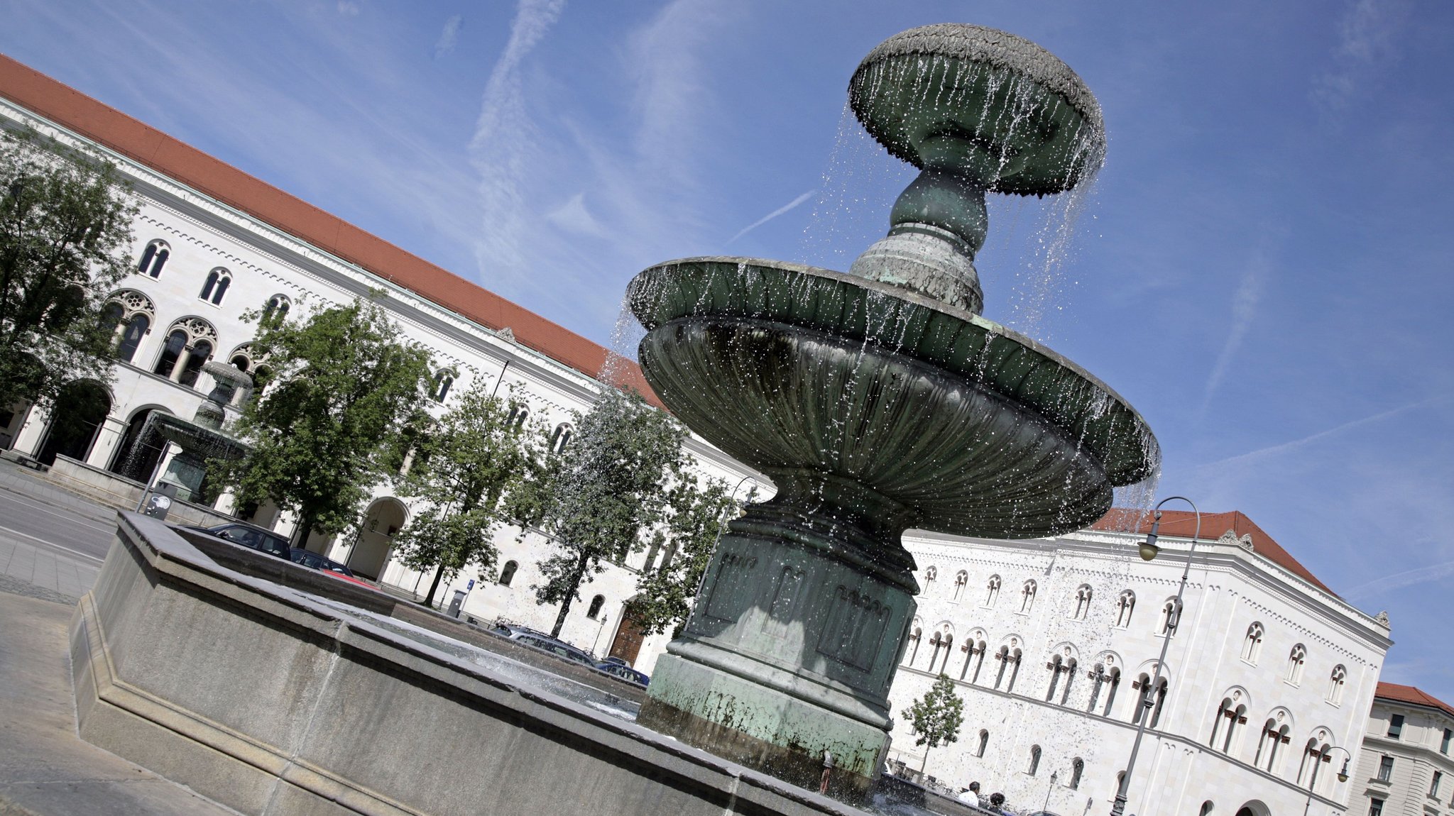 (Symbolbild) Ein Brunnen vor dem LMU-Hauptgebäude in München. | Bild: dpa-Bildfunk/Andreas Gebert (Symbolbild) Ein Brunnen vor dem LMU-Hauptgebäude in München.