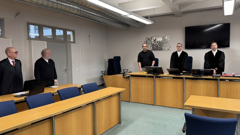 Im Gerichtssaal stehen der Angeklagte und sein Verteidiger bei der Urteilsverkündung. | Bild: BR/Katrin Nöbauer Im Gerichtssaal stehen der Angeklagte und sein Verteidiger bei der Urteilsverkündung.