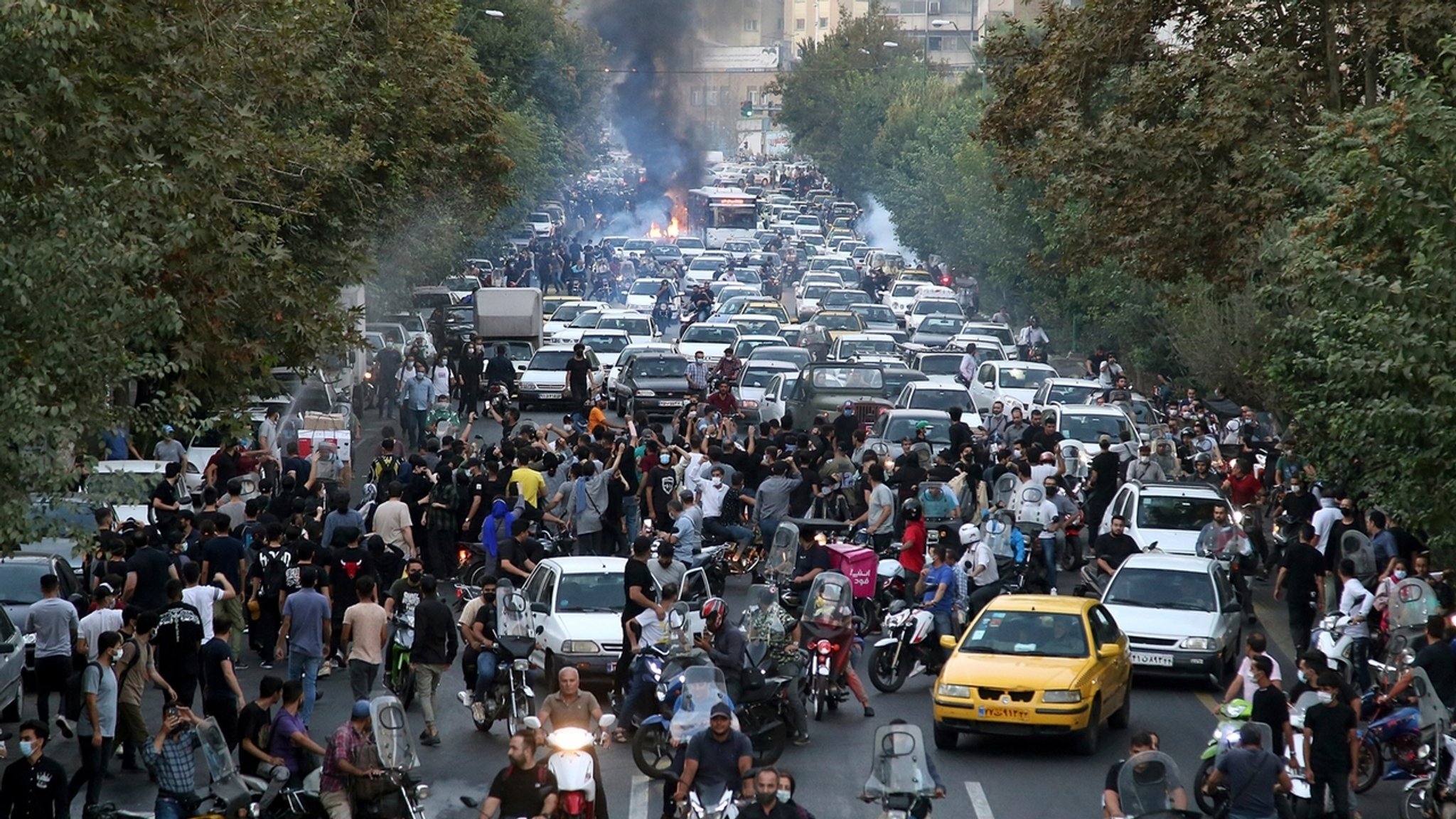 ARCHIV - 21.09.2022, Iran, Tehran: Auf diesem Foto, das von einer nicht bei Associated Press angestellten Person aufgenommen wurde und der AP außerhalb des Irans zur Verfügung gestellt wurde, protestieren Demonstranten während eines Protestes in der Innenstadt von Teheran Parolen gegen den Tod der 22-jährigen Iranerin Mahsa Amini. Sie war vor gut einer Woche von der Sittenpolizei wegen ihres «unislamischen Outfits» festgenommen worden. Was genau mit Amini nach ihrer Festnahme geschah ist unklar, jedenfalls fiel sie ins Koma und starb am Freitag (16.09.2022) in einem Krankenhaus. Nach den tagelangen Massenprotesten im Iran wurde der Zugang zu Instagram, einer der wenigen westlichen Social-Media-Plattformen, die im Lande noch verfügbar sind, unterbrochen. (zu dpa: ««Frauen, Leben, Freiheit» - Irans neuer Systemkampf») Foto: Uncredited/AP/dpa +++ dpa-Bildfunk +++