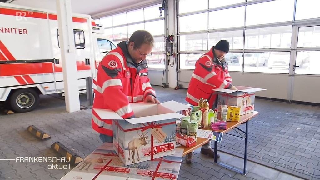 Helfer der Johanniter packen die Spendenpakete für Bedürftige. | Bild: BR Helfer der Johanniter packen die Spendenpakete für Bedürftige.