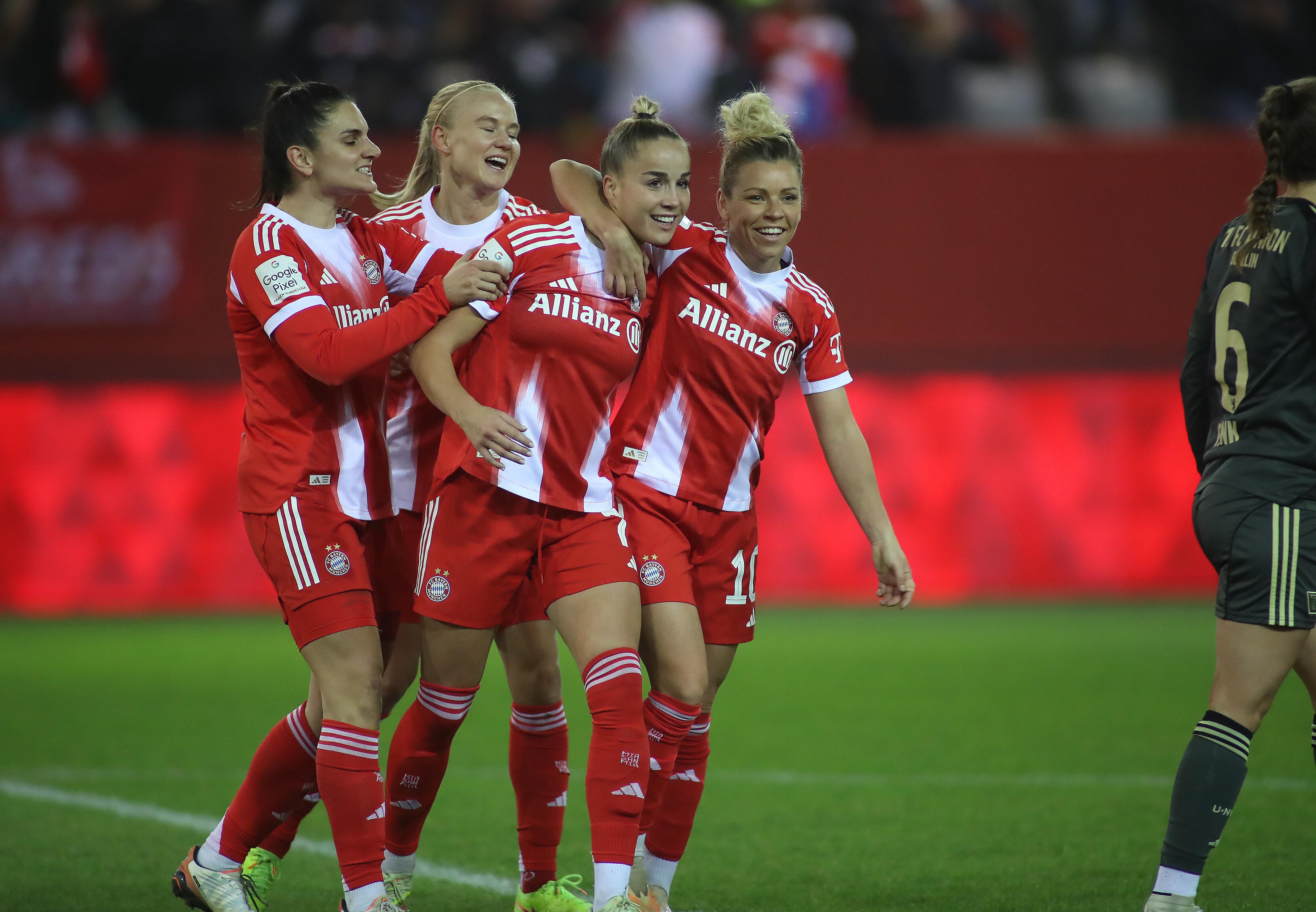 Umjubelt: Giulia Gwinn (2.v.l.)