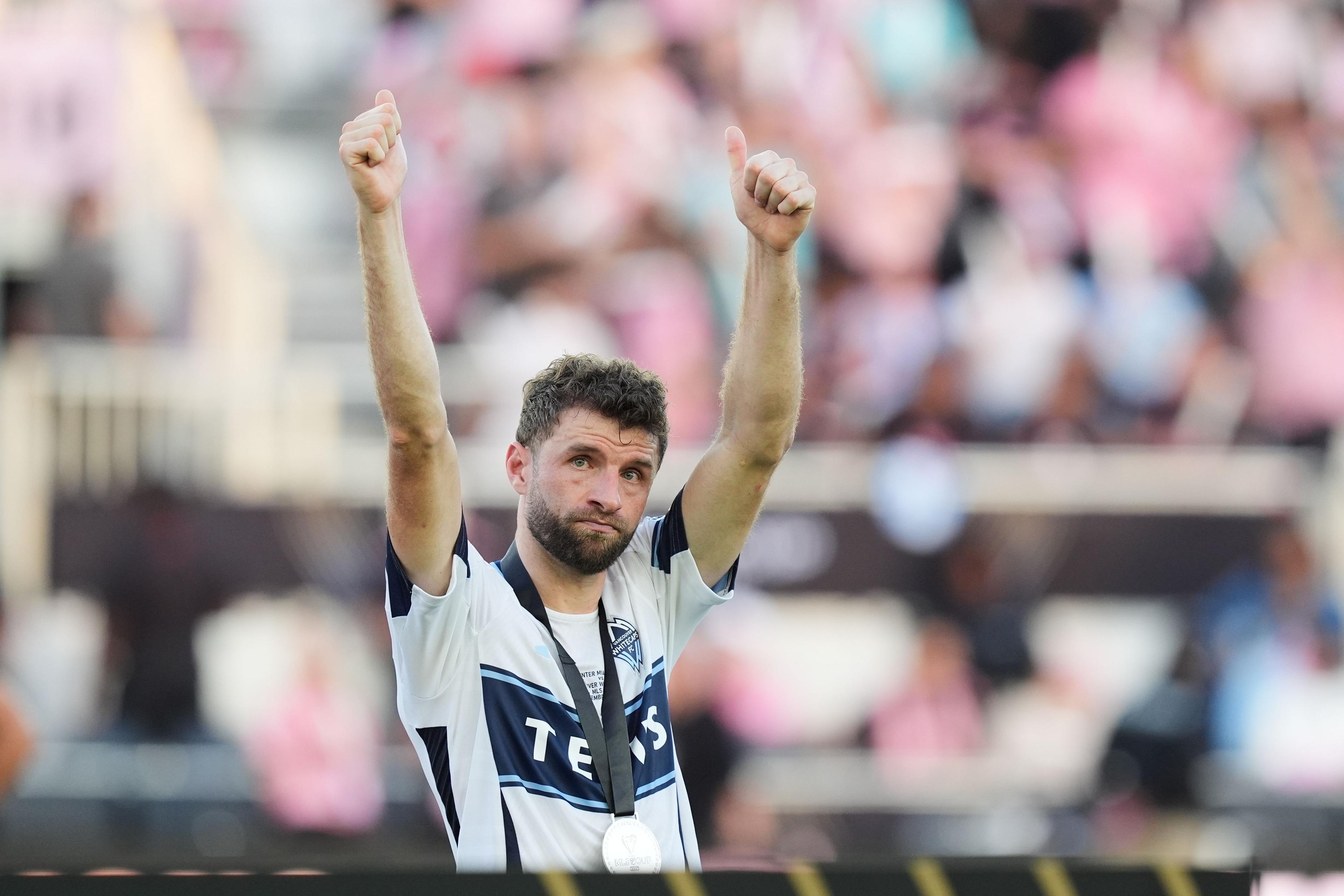 06.12.2025, USA, Fort Lauderdale: Fußball: MLS Cup, Finale: Inter Miami - Vancouver Whitecaps. Thomas Müller, Stürmer der Vancouver Whitecaps, reagiert nach der Entgegennahme seiner Vizemeisterschaftsmedaille am Ende des MLS-Cup-Finalspiels gegen Inter Miami. Foto: Rebecca Blackwell/AP/dpa +++ dpa-Bildfunk +++