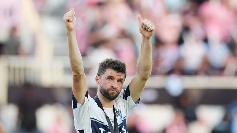 06.12.2025, USA, Fort Lauderdale: Fußball: MLS Cup, Finale: Inter Miami - Vancouver Whitecaps. Thomas Müller, Stürmer der Vancouver Whitecaps, reagiert nach der Entgegennahme seiner Vizemeisterschaftsmedaille am Ende des MLS-Cup-Finalspiels gegen Inter Miami. Foto: Rebecca Blackwell/AP/dpa +++ dpa-Bildfunk +++ | Bild: dpa-Bildfunk/Rebecca Blackwell 06.12.2025, USA, Fort Lauderdale: Fußball: MLS Cup, Finale: Inter Miami - Vancouver Whitecaps. Thomas Müller, Stürmer der Vancouver Whitecaps, reagiert nach der Entgegennahme seiner Vizemeisterschaftsmedaille am Ende des MLS-Cup-Finalspiels gegen Inter Miami. Foto: Rebecca Blackwell/AP/dpa +++ dpa-Bildfunk +++