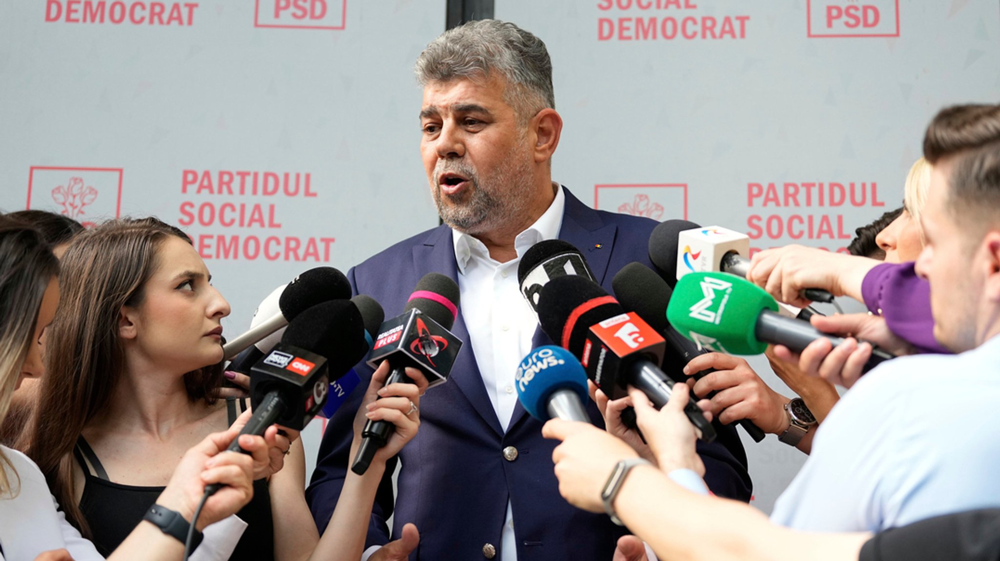 Der rumänische Ministerpräsident Marcel Ciolacu spricht zu den Medien in der PSD-Zentrale in Bukarest