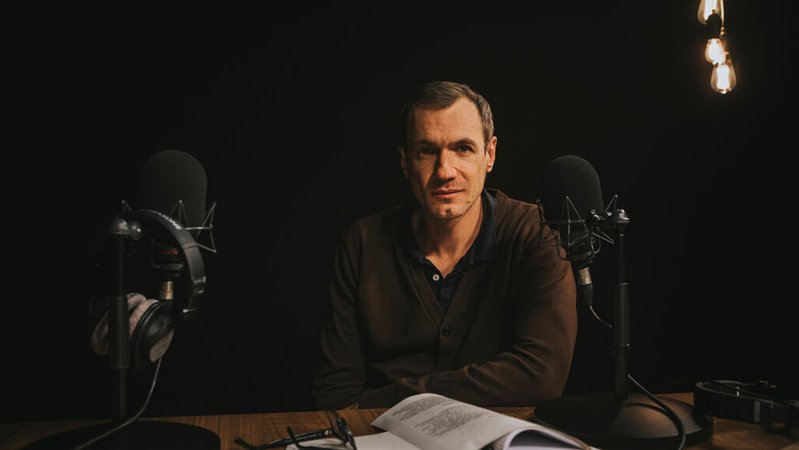 Podcast-Host und BR24-Netzexperte Christian Schiffer gewinnt den Grimme Online Award Sonderpreis "Künstliche Intelligenz. | Bild: BR/Raphael Kast Podcast-Host und BR24-Netzexperte Christian Schiffer gewinnt den Grimme Online Award Sonderpreis "Künstliche Intelligenz.