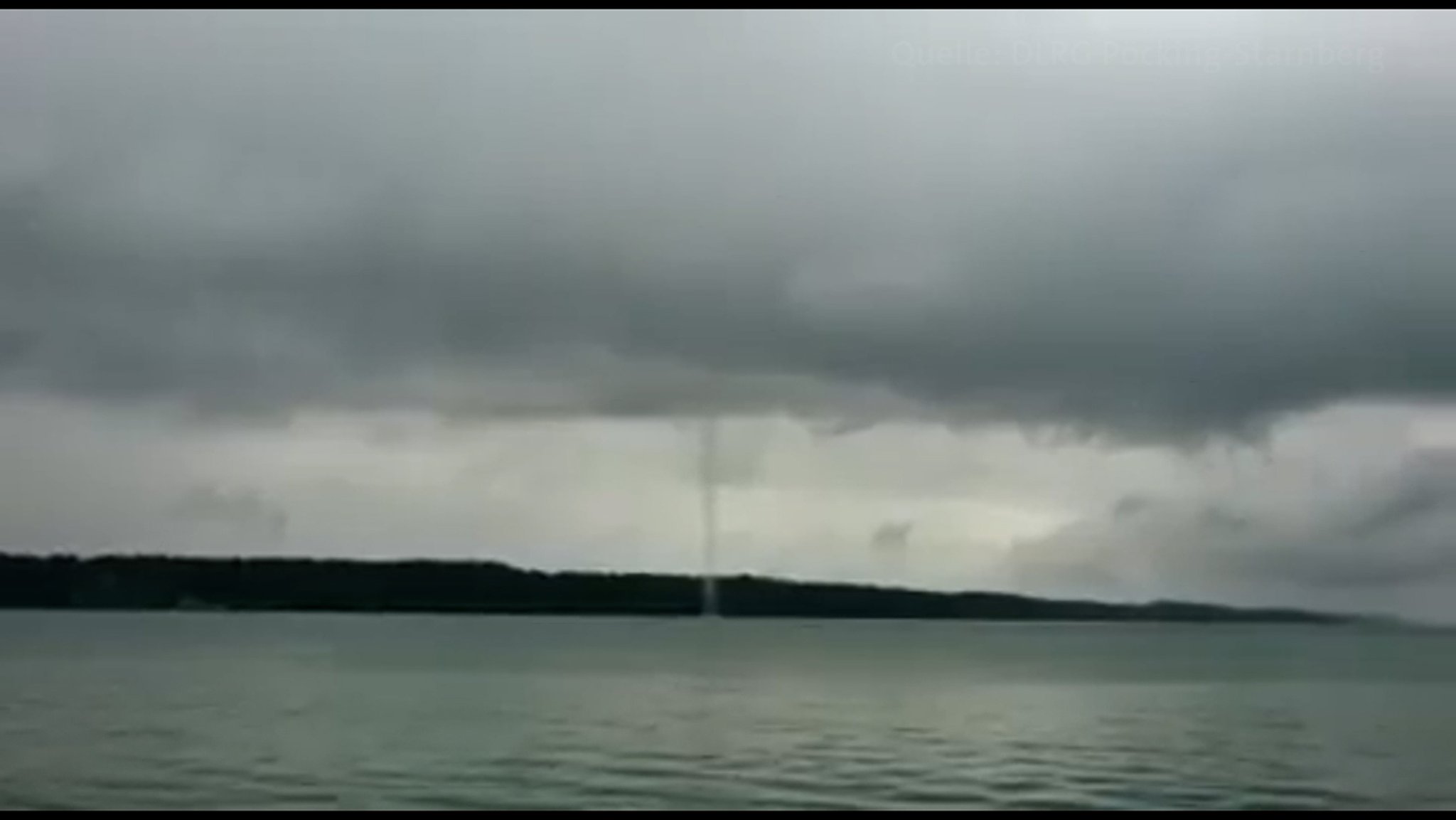 Bei einem Bootsunglück auf dem Lago Maggiore in Norditalien sind vier Menschen ums Leben gekommen. Das Ausflugsschiff, mit dem sie unterwegs waren, wurde von einer Windhose erfasst und kenterte. Kann das auch auf unseren Seen passieren?