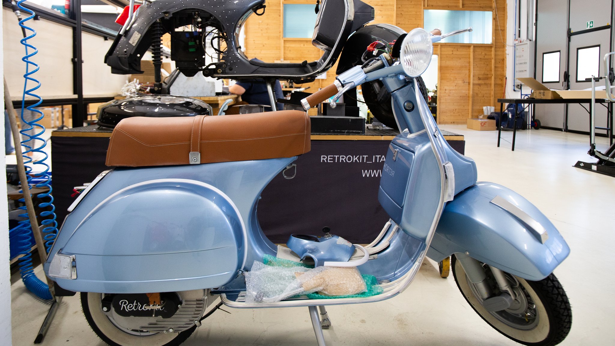 Eine umgebaute Vespa in der Garage von Retrokit in Rimini.