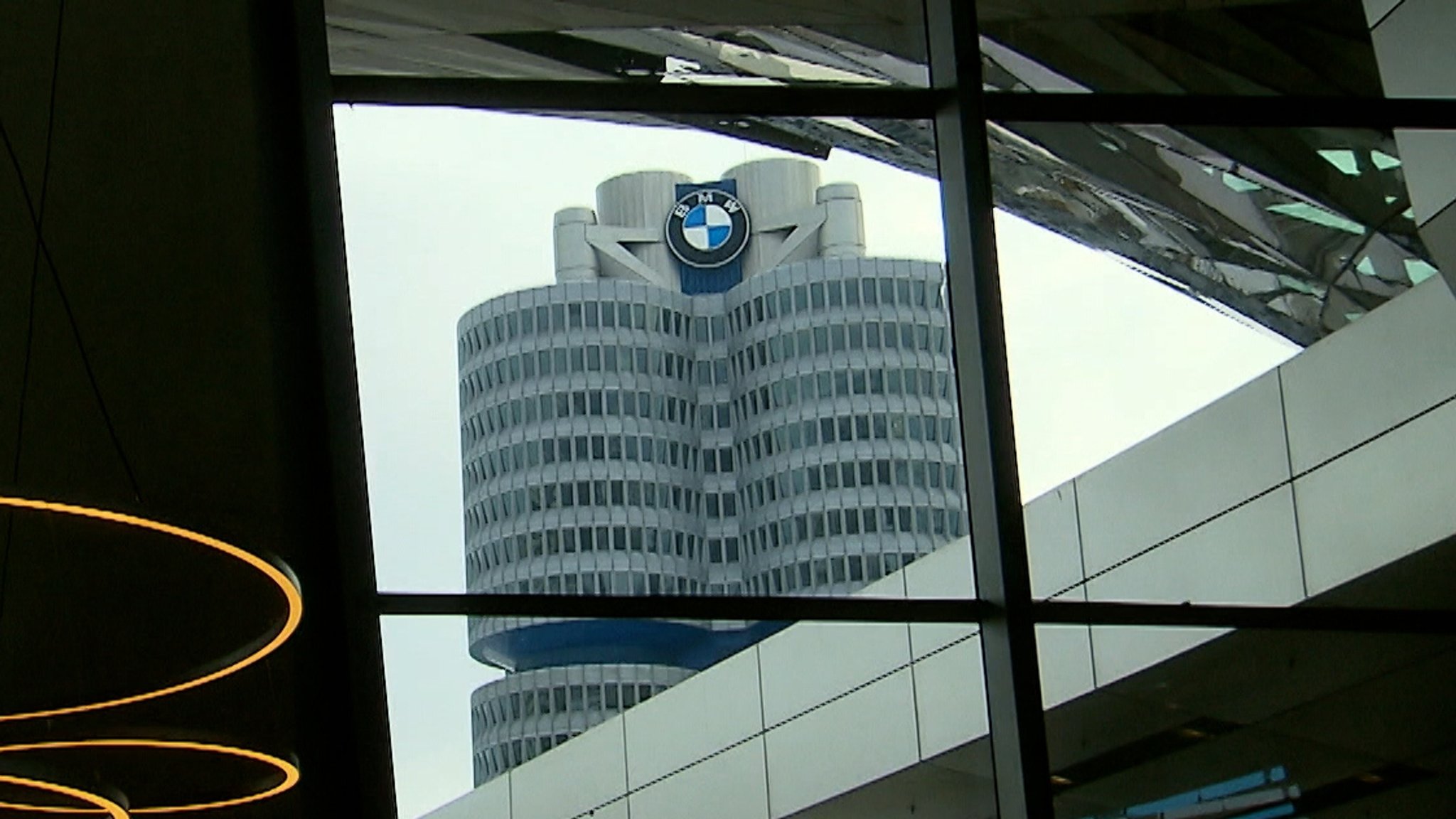 Das vergangene Geschäftsjahr war ein schwieriges. BMW meldet heute drei Prozent Gewinnrückgang. Trotzdem steht BMW besser da als viele Konkurrenten.