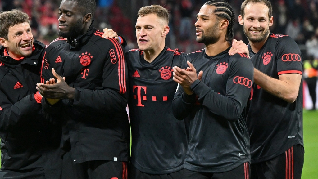 Die Bayern jubeln in Mainz | Bild: dpa-Bildfunk/Torsten Silz Die Bayern jubeln in Mainz