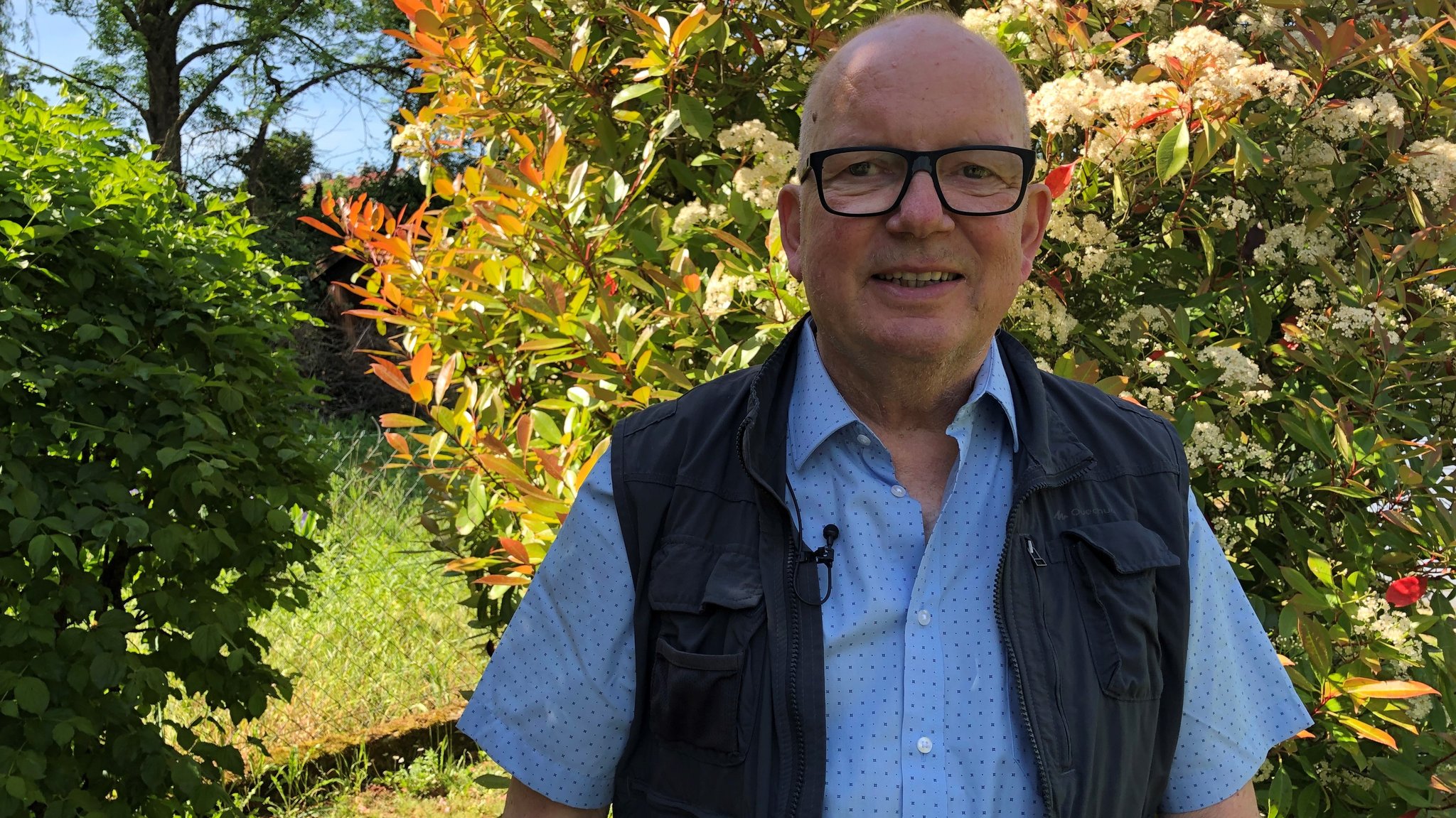 Andreas Strobl in seinem Garten.