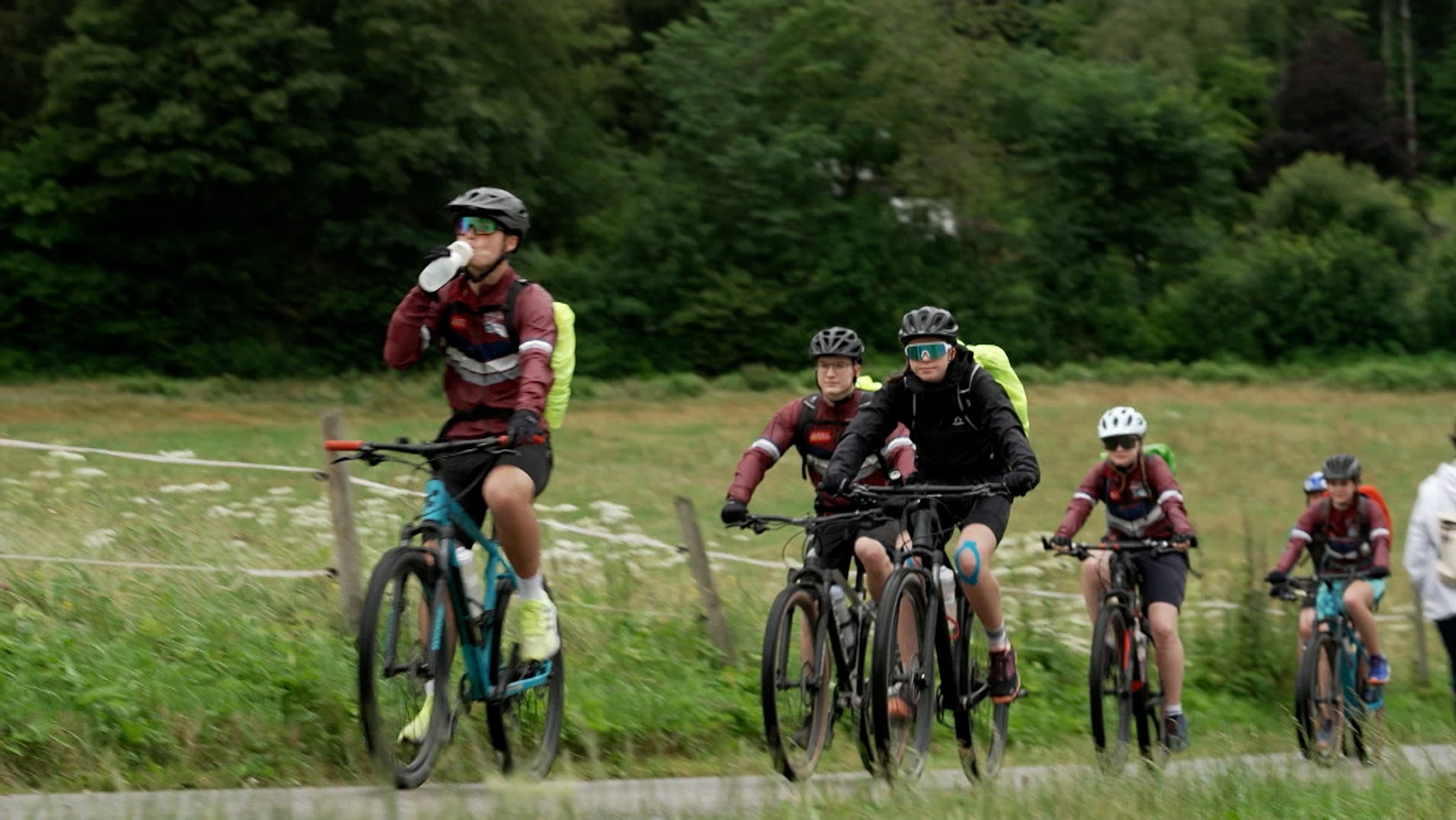 Und weiter gehts. Unsere BR-Kollegen Philip Kuntschner und Florian Schwegler treten wieder in die Pedale. Bei der Benefiztour zusammen mit einer Schulklasse aus Furth geht es heute von Weyarn nach Zell am Ziller. Mit dabei: Projektpate Harry G.