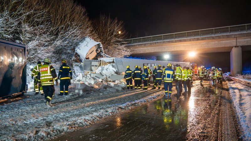 Zahlreiche Einsatzkräfte versammeln sich um einen umgekippten Lastwagen. | Bild: NEWS5 / Lars Haubner Zahlreiche Einsatzkräfte versammeln sich um einen umgekippten Lastwagen.