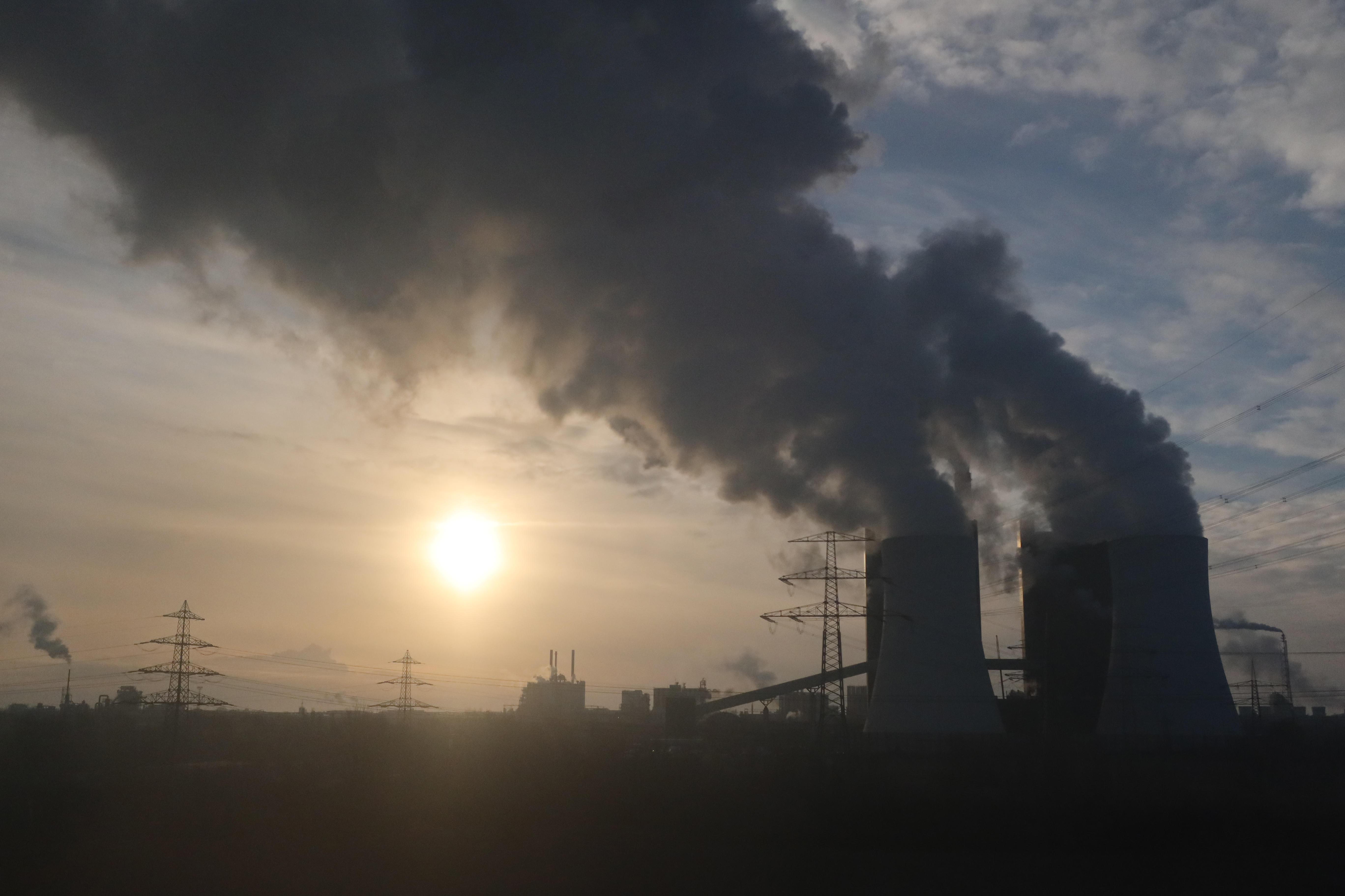 Qualmende Schornsteine des Braunkohlekaftwerk Schkopau