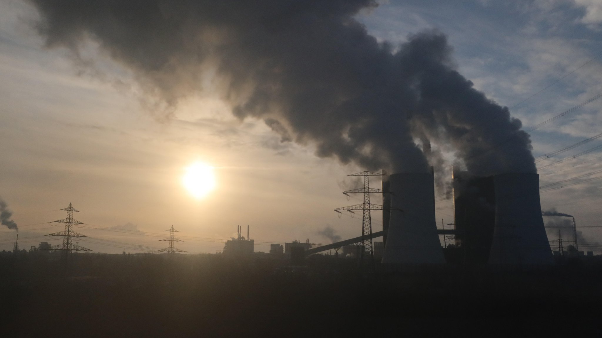 Qualmende Schornsteine des Braunkohlekaftwerk Schkopau