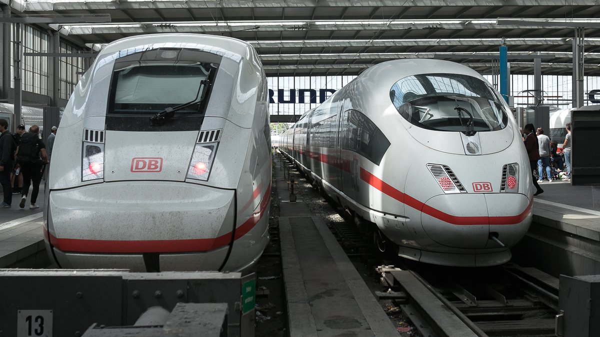 Zwei ICE-Züge am Münchner Hauptbahnhof.