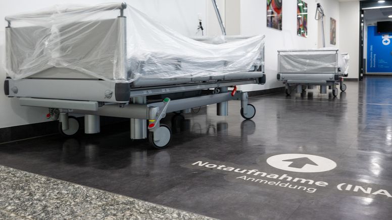Patientenbetten stehen im Krankenhaus vor der Notaufnahme | Bild:dpa-Bildfunk/Stefan Puchner