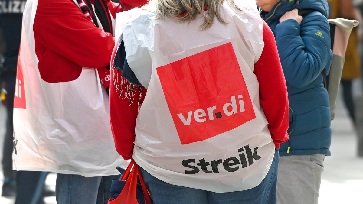 Zwei Streikende in Streik-Westen der Gewerkschaft Verdi.