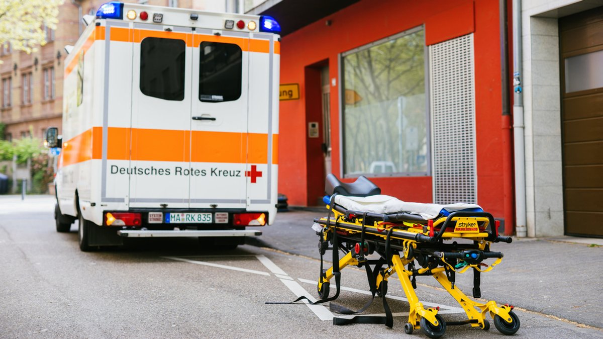 Ein Rettungswagen und eine tragbare Liege für Patienten (Symbolbild)