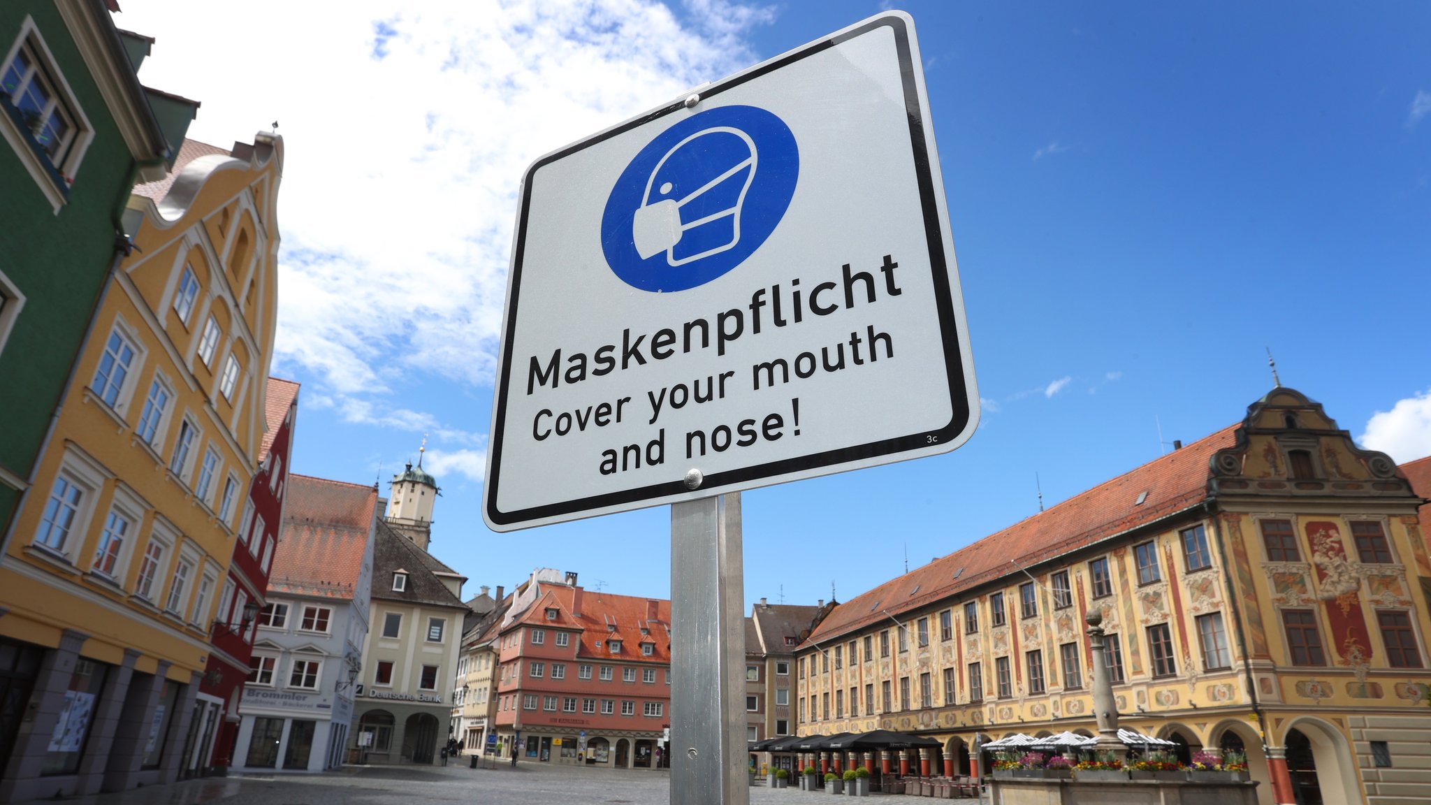 Schild mit Hinweis auf Maskenpflicht in Memmingen