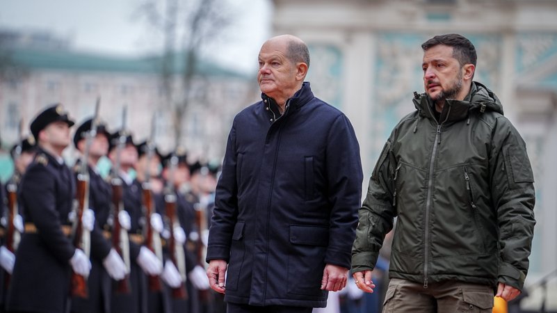 Wolodymyr Selenskyj, Präsident der Ukraine, empfängt Bundeskanzler Olaf Scholz (SPD) mit militärischen Ehren vor der Sophienkathedrale. | Bild: picture alliance/dpa | Kay Nietfeld Wolodymyr Selenskyj, Präsident der Ukraine, empfängt Bundeskanzler Olaf Scholz (SPD) mit militärischen Ehren vor der Sophienkathedrale.