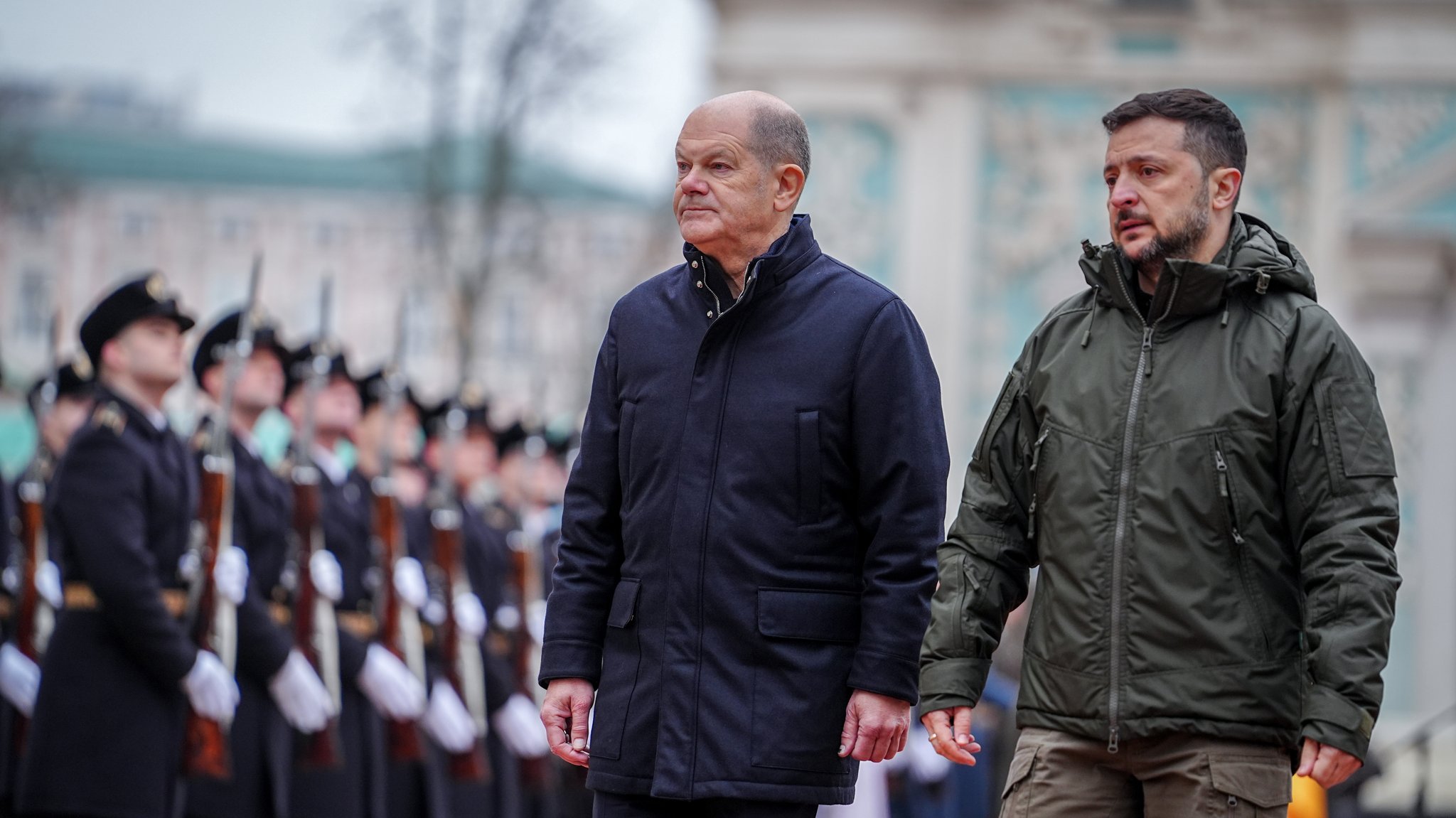 Wolodymyr Selenskyj, Präsident der Ukraine, empfängt Bundeskanzler Olaf Scholz (SPD) mit militärischen Ehren vor der Sophienkathedrale.