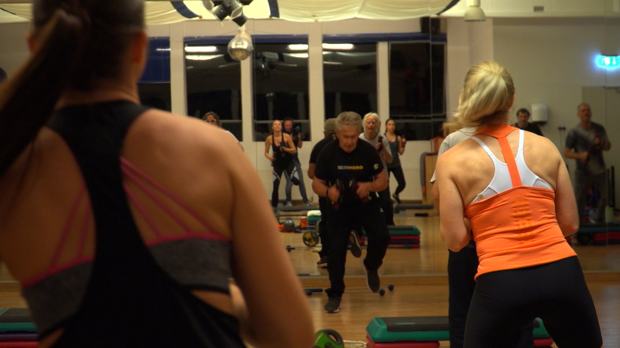 Masterclass - Ganzkörper-Workout mit Geräten. Willy mit seinen 80 Jahren leitet an und motiviert.