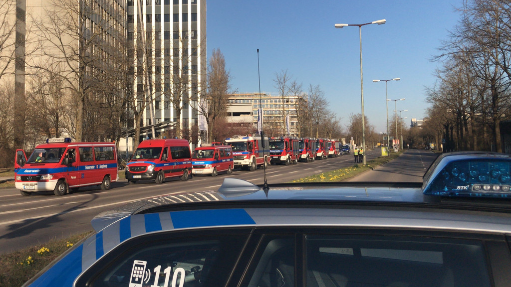 Etliche Einsatzwagen der Feuerwehr stehen im Augsburger Univiertel hintereinander
