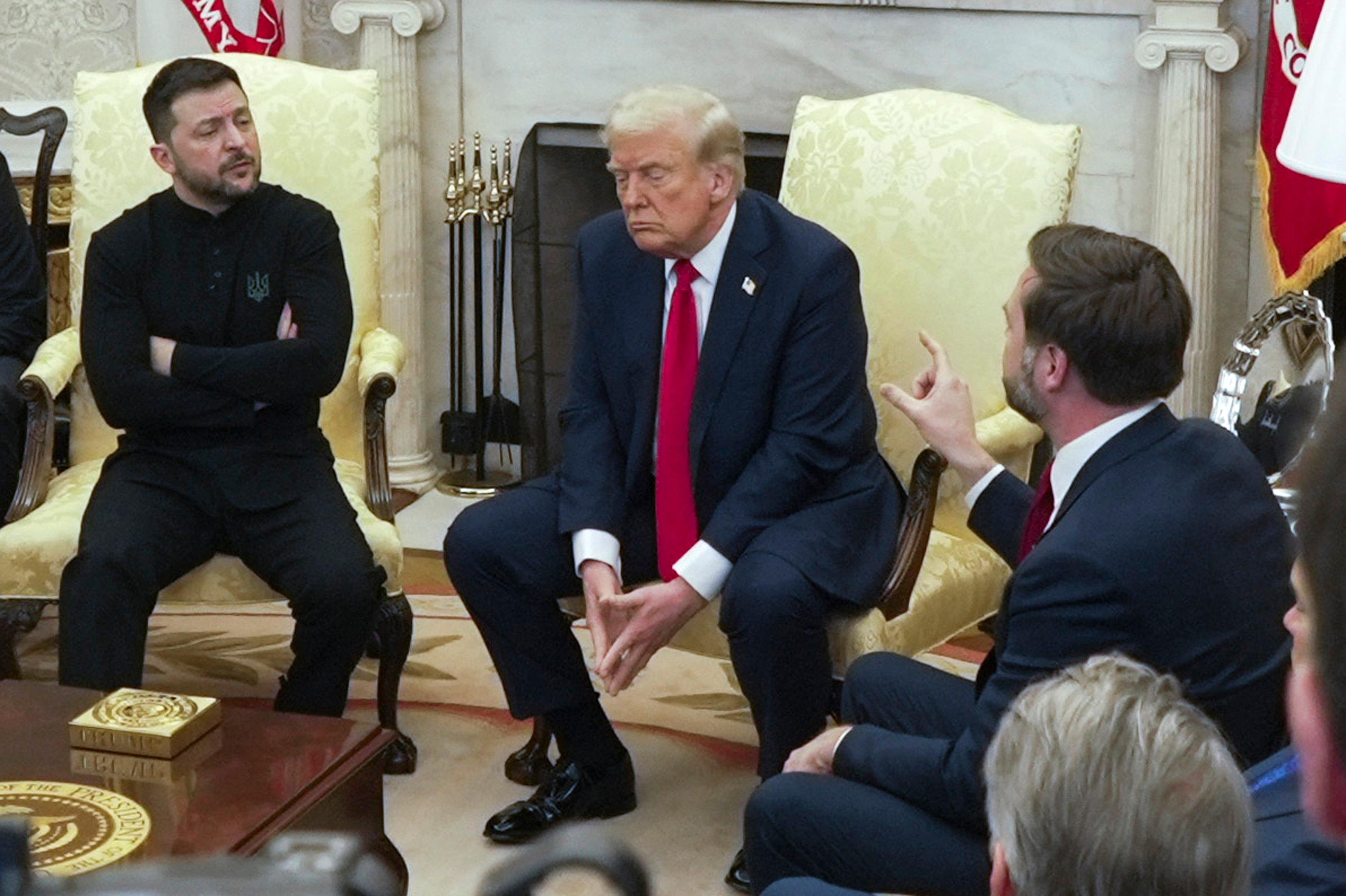 Der ukrainische Präsident Selenskyj (l.) mit US-Präsident Trump (M.) und Vize Vance im Oval Office.
