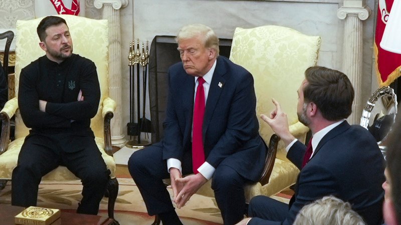 Der ukrainische Präsident Selenskyj (l.) mit US-Präsident Trump (M.) und Vize Vance im Oval Office. | Bild: dpa-Bildfunk/Mystyslav Chernov Der ukrainische Präsident Selenskyj (l.) mit US-Präsident Trump (M.) und Vize Vance im Oval Office.