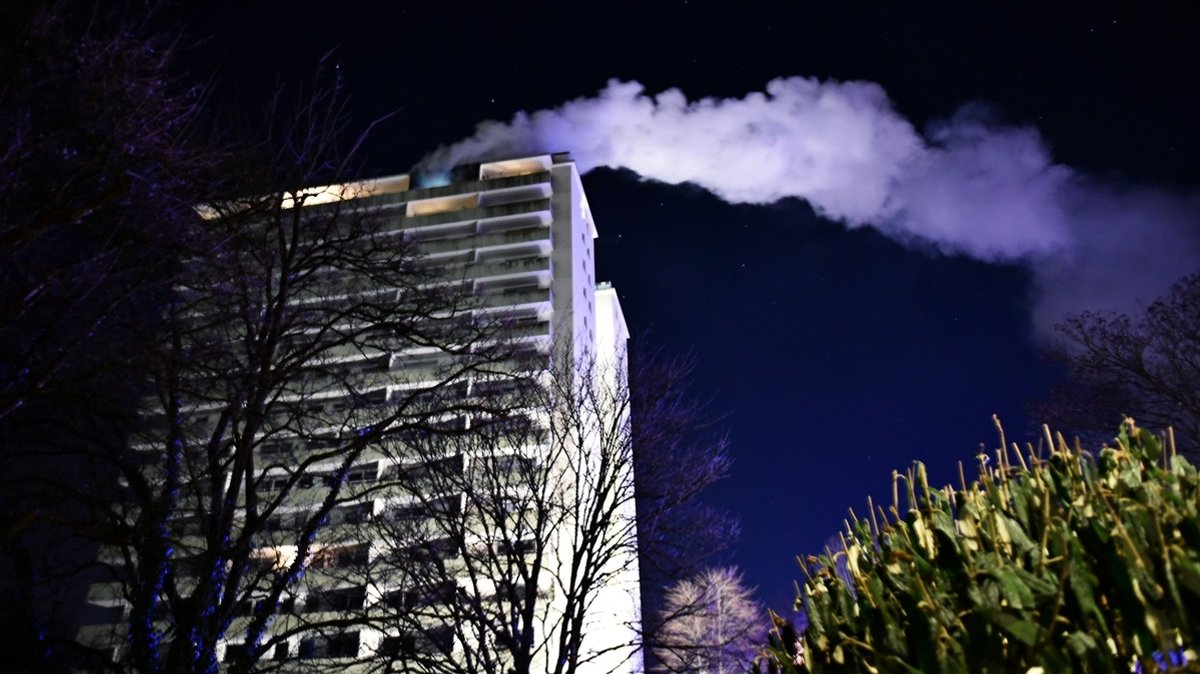 Rauch steigt auf aus einer Wohnung im 15. Stock eines Hochhauses