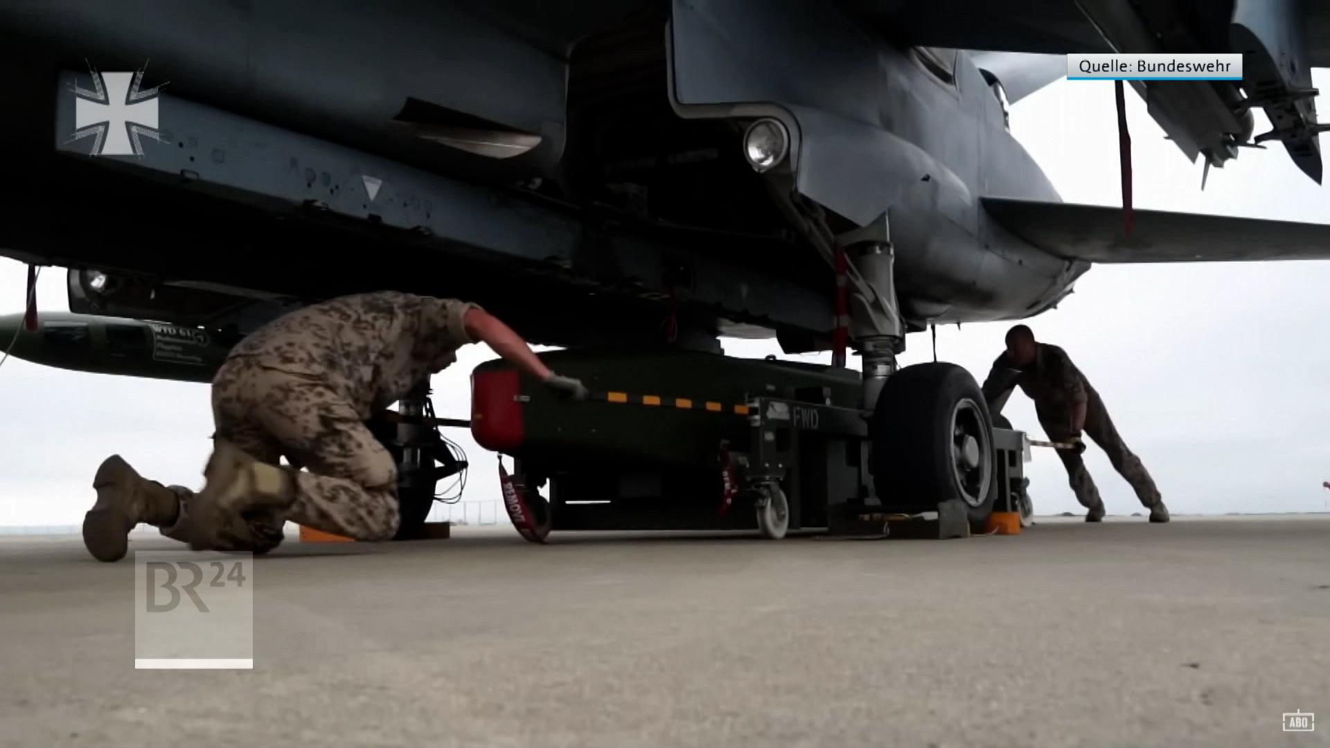 In der Sondersitzung des Verteidigungsausschusses soll geklärt werden, wie die Abhörpanne passieren konnte und wie die Aussage der Offiziere zum klaren NEIN des Kanzlers zu Taurus Lieferungen passt.  