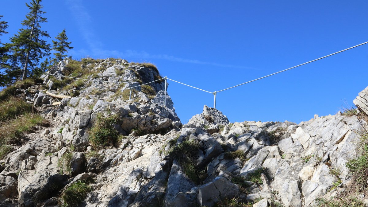 Blick auf eine Kletterpassage am Gipfelgrat der Brecherspitz, die mit Seil gesichert ist