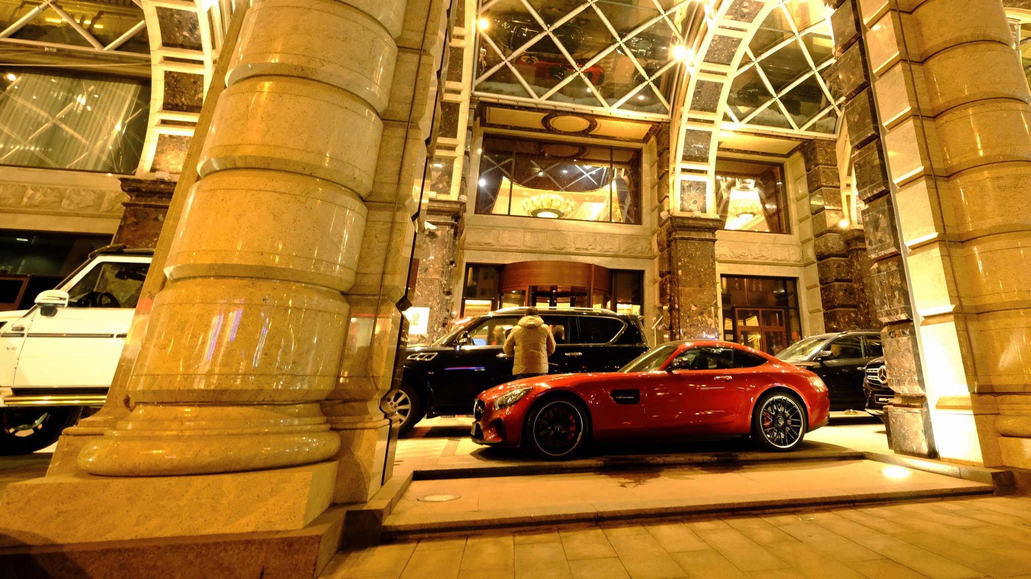 Trotz der Wirtschaftssanktionen gegen Russland sollen mehrere Händler hochwertige Autos in das Land ausgeführt haben. 