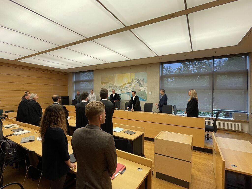 03.05.2024, Würzburg - Auftakt am Würzburger Landgericht im Mordprozess um einen erschossenen 14-jährigen Jugendlichen aus Lohr – Angeklagt ist ein gleichaltriger Mitschüler. Er soll aus Mordlust gehandelt haben.