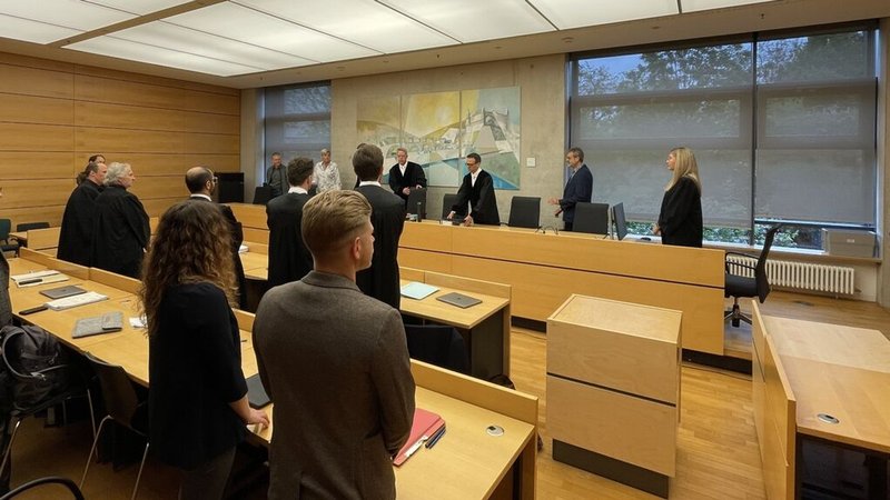 03.05.2024, Würzburg - Auftakt am Würzburger Landgericht im Mordprozess um einen erschossenen 14-jährigen Jugendlichen aus Lohr – Angeklagt ist ein gleichaltriger Mitschüler. Er soll aus Mordlust gehandelt haben. | Bild: BR/Pirmin Breninek 03.05.2024, Würzburg - Auftakt am Würzburger Landgericht im Mordprozess um einen erschossenen 14-jährigen Jugendlichen aus Lohr – Angeklagt ist ein gleichaltriger Mitschüler. Er soll aus Mordlust gehandelt haben.