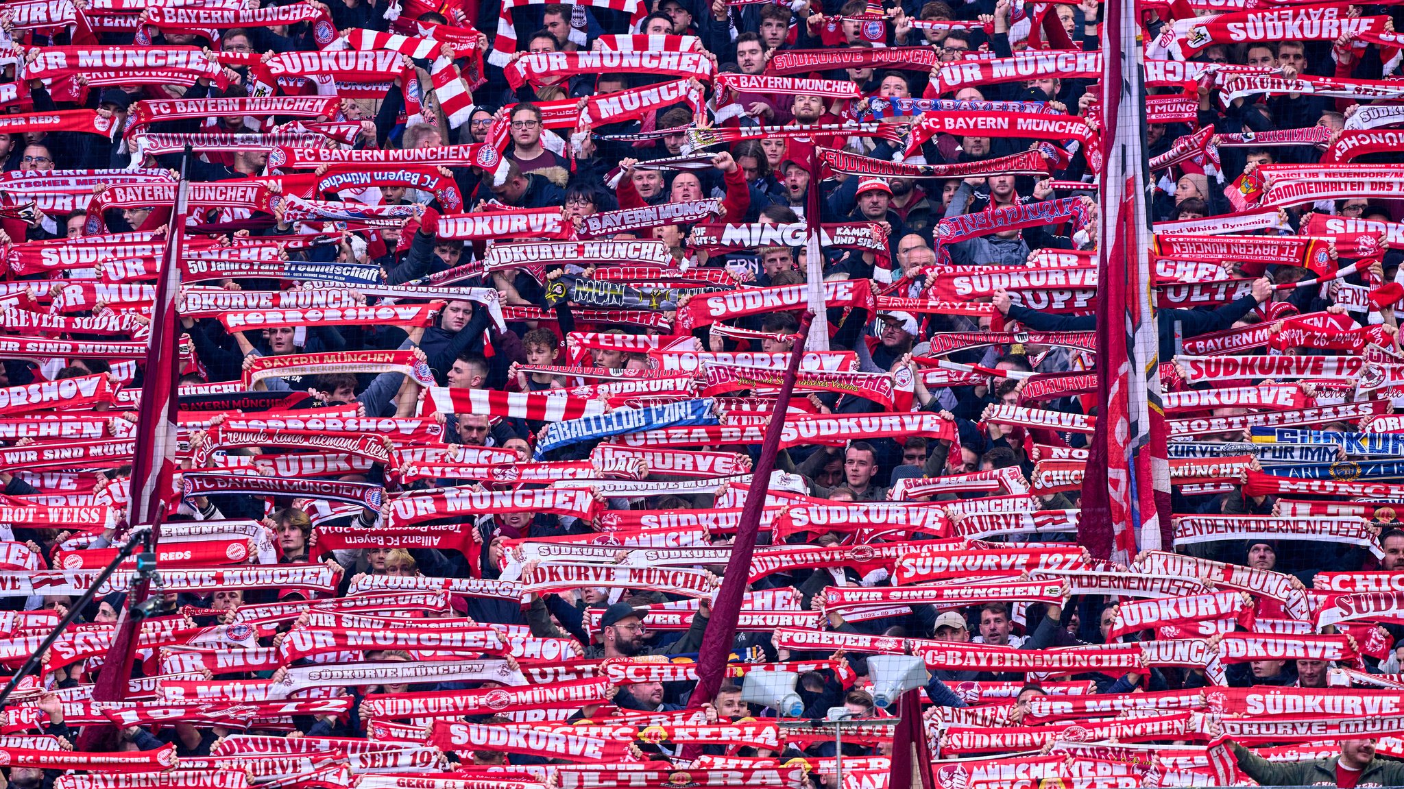 FC-Bayern-Fans mit Südkurve-München-Schals