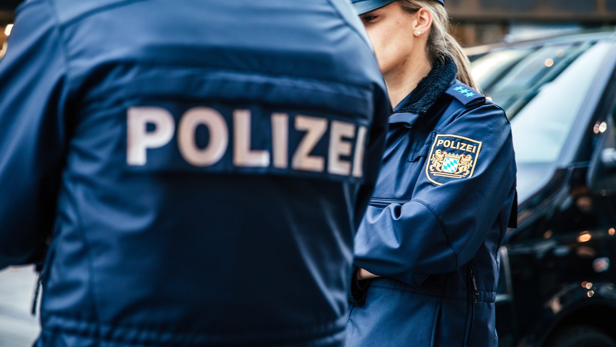 Zwei Polizisten in blauer Uniform.