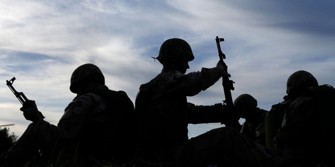 Symbolbild: Ukrainische Rekruten säubern Waffen während der Ausbildung auf einer Militärbasis der britischen Streitkräfte in Südengland. 