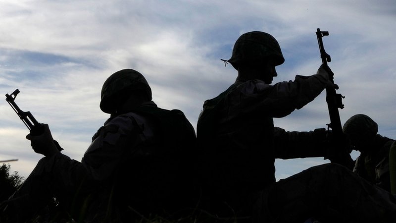 Symbolbild: Ukrainische Rekruten säubern Waffen während der Ausbildung auf einer Militärbasis der britischen Streitkräfte in Südengland. | Bild: dpa-Bildfunk/Kirsty Wigglesworth Symbolbild: Ukrainische Rekruten säubern Waffen während der Ausbildung auf einer Militärbasis der britischen Streitkräfte in Südengland.