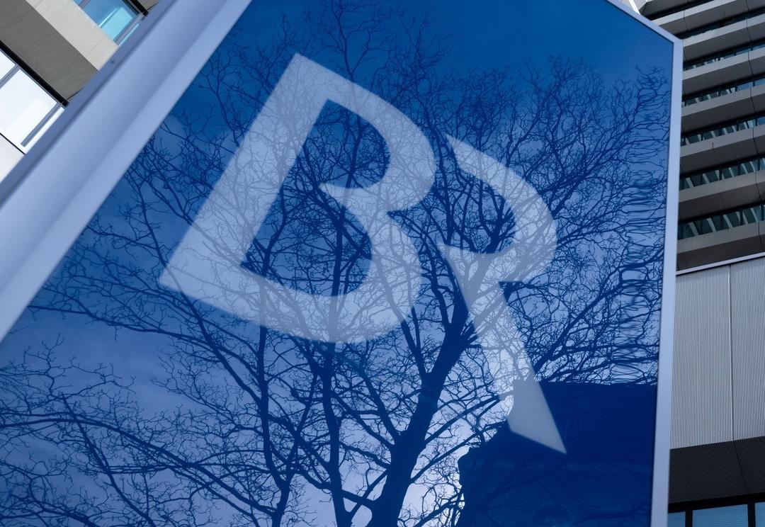 (Symbolbild) Schild mit dem Logo des Bayerischen Rundfunks (BR).