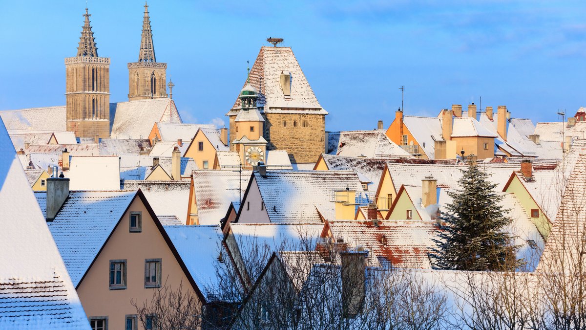 Stadtansicht von Rothenburg ob der Tauber im Winter mit schneebedeckten Dächern.