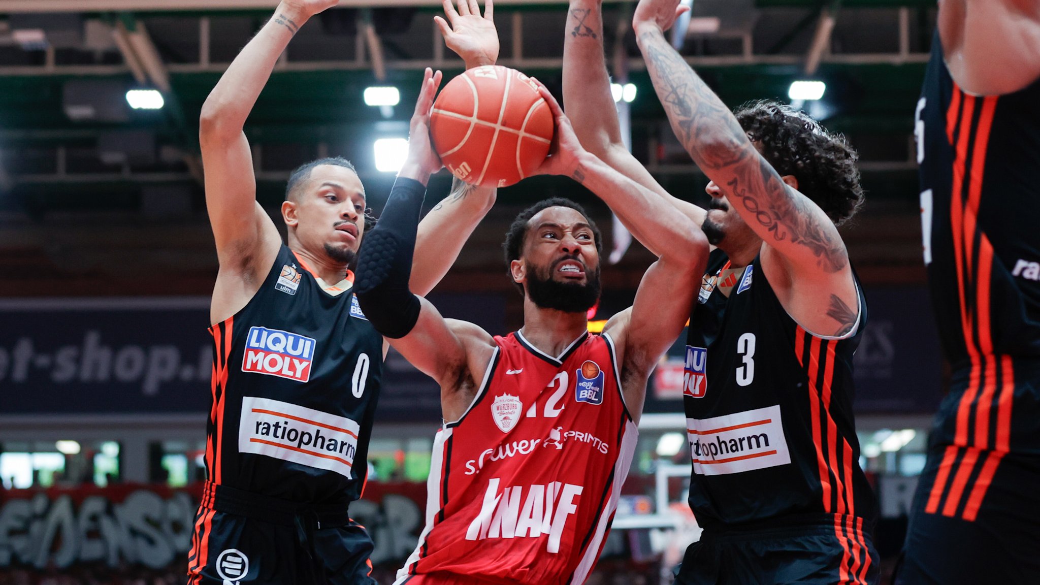 v.li. Nelson Weidemann (ratiopharm Ulm, 0), Davion Mintz (Wuerzburg Baskets, 12) am Ball, Marcio Santos (ratiopharm Ulm, 3)