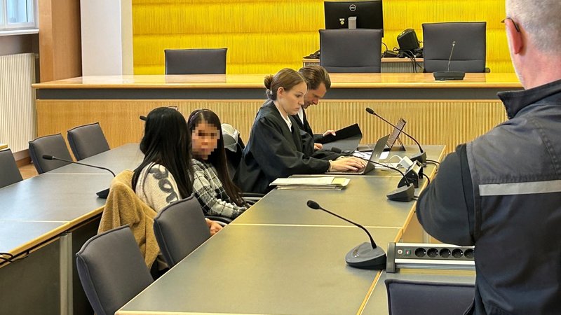 Die angeklagte Krankenpflegerin im Gerichtssaal. | Bild: BR/Andreas Wenleder Die angeklagte Krankenpflegerin im Gerichtssaal.