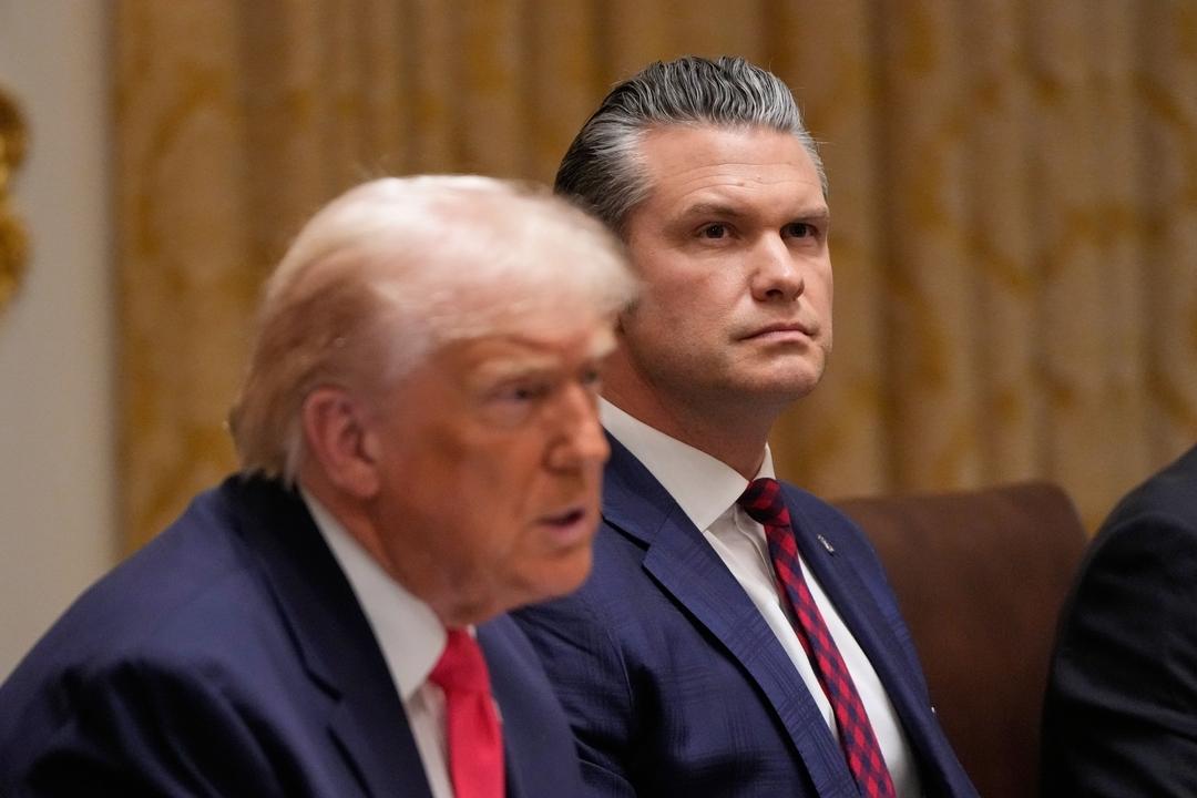 US-Präsident Donald Trump spricht während einer Kabinettssitzung im Weißen Haus neben US-Verteidigungsminister Pete Hegseth